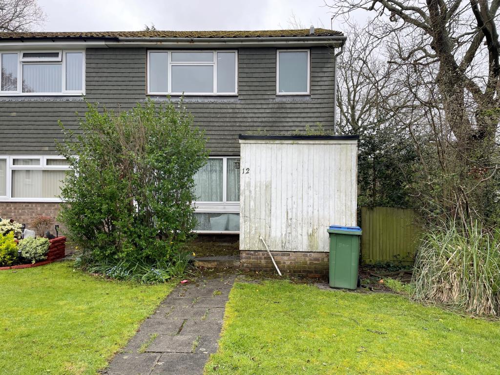 Lot: 127 - HOUSE IN NEED OF REFURBISHMENT AND REPAIR - front elevation of house from parking area